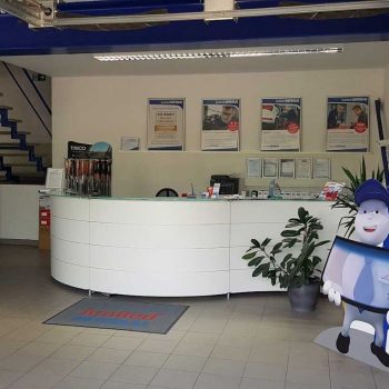 Windschutzscheibe nach einem Steinschlag reparieren oder tauschen: Unser Empfangsbereich in Backnang